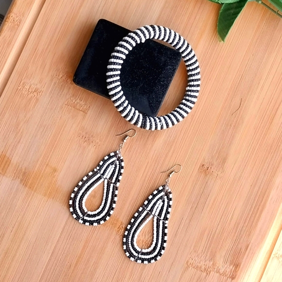 2PC Beautiful Kenyan Maasai Beaded Bracelet and Earrings Set - Picture 9 of 12